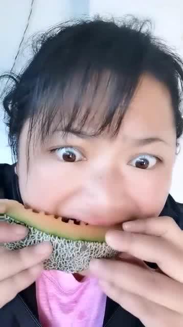 农村女网红吃瓜图片视频,揭秘乡村生活新风尚 第1张 农村女网红吃瓜图片视频,揭秘乡村生活新风尚 第1张